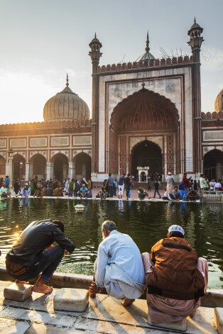1911. gada 12. decembrī, nomainot Kalkutu, par Indijas galvaspilsētu kļūst Deli.