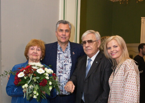 Kompānija balvas pasniegšanai gatava! No kreisās: Jānis, Vizma, Varis un Ilze.