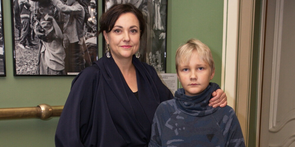 Aktrise Baiba Broka cenšas dēlu atturēt no teātra