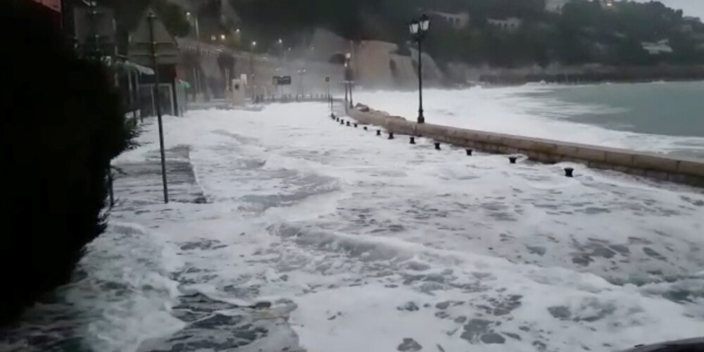 FOTO, VIDEO: plūdi pārņēmuši Franču Rivjēru - ir mirušie un bezvēsts pazudušie