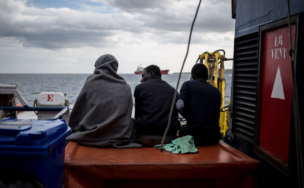 Pie Itālijas apgāzies migrantu kuģis, vismaz 7 bēgļi gājuši bojā