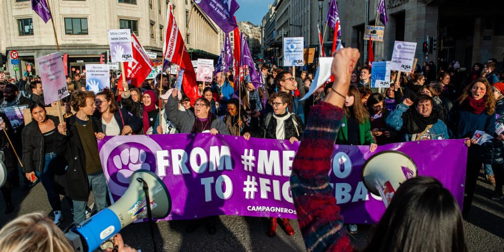 Briselē 10 000 cilvēku iziet ielās, prasot apturēt vardarbību pret sievietēm