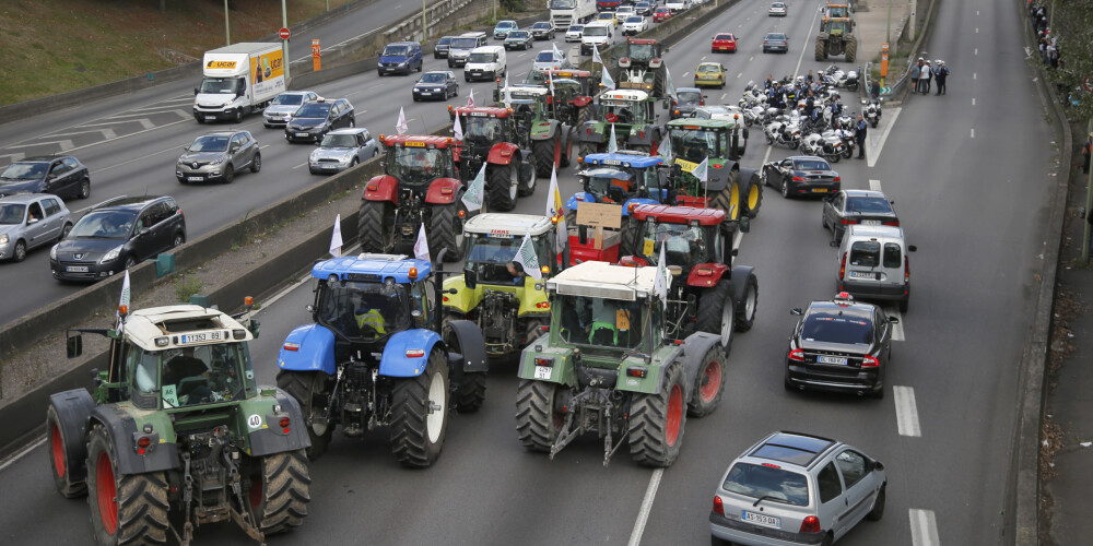 Lauksaimnieki ar 1000 traktoriem plāno nobloķēt ceļus Parīzes apkārtnē