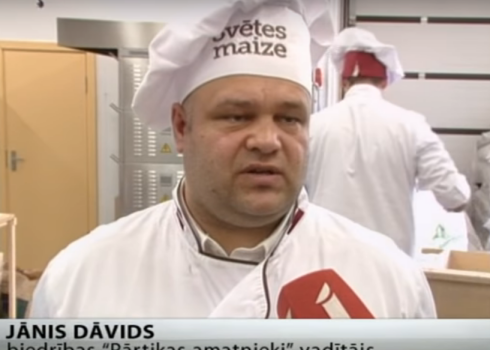 Pirmās evaņģēliskās Jēzus draudzes vadonis jeb “pravietis” Jānis Dāvids, vēl esot kā “Svētes maizes” saimnieks. Tagad viņš ir liecinieka statusā jaunas sievietes nāvē dzemdībās, tomēr varētu kļūt arī par apsūdzēto.