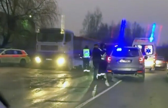 Policisti un mediķi nelaimes vietā.