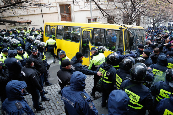 Pirmdien Tbilisi demonstrācijā piedalījās aptuveni 20 000 opozīcijas atbalstītāju.