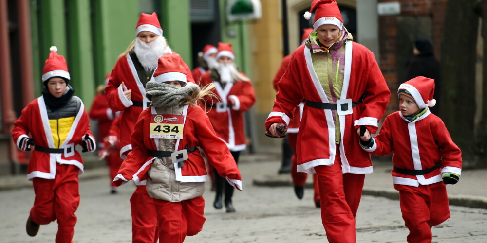 1. decembrī maratonskrējienu pie mums visiem uzsāk Ziemassvētku vecīši. Rīgā viņi skries pēc nedēļas - 8. decembrī.