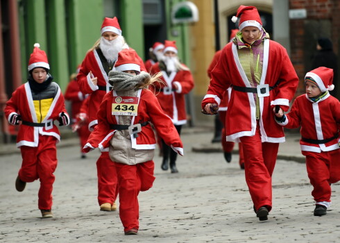 1. decembrī maratonskrējienu pie mums visiem uzsāk Ziemassvētku vecīši. Rīgā viņi skries pēc nedēļas - 8. decembrī.