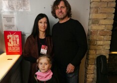 „Šī ir mana sieva Līga un meita Katrīna Marija. Man vēl ir divi lieli puikas – Edvardam 24, Dāvidam 17,” ar savu ģimenes situāciju iepazīstina Ēriks Loks.