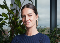 “Esmu pamanījusi, ka vairs nav vajadzības teikt visu, kas ienāk galvā, bet nedaudz jāpadomā,” Selma Karadža no Bosnijas atklāj, ka dienvidniecisko atvērtību nedaudz piebremzē latviskā atturība. 