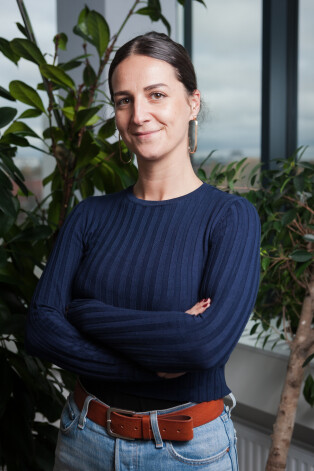 “Esmu pamanījusi, ka vairs nav vajadzības teikt visu, kas ienāk galvā, bet nedaudz jāpadomā,” Selma Karadža no Bosnijas atklāj, ka dienvidniecisko atvērtību nedaudz piebremzē latviskā atturība.