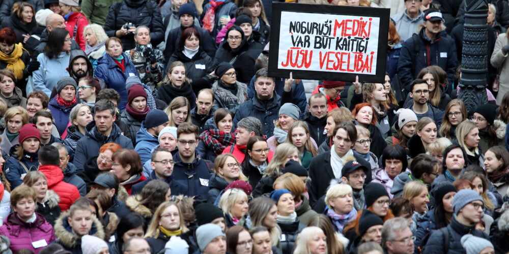 Pie Saeimas nama notiek mediķu protesta akcija "Viena diena bez medicīnas personāla"