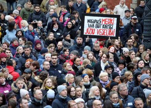 Pie Saeimas nama notiek mediķu protesta akcija "Viena diena bez medicīnas personāla"