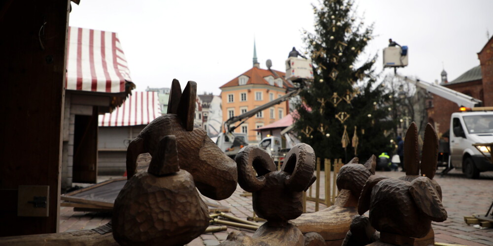 Gatavošanās Ziemassvētku tirdziņam Doma laukumā.