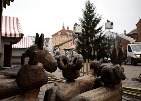 Gatavošanās Ziemassvētku tirdziņam Doma laukumā.