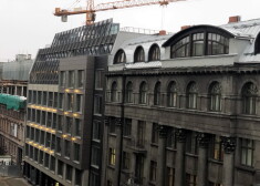 Строители в Риге чуть не сорвались с крыши: трудовая инспекция знала о нарушениях