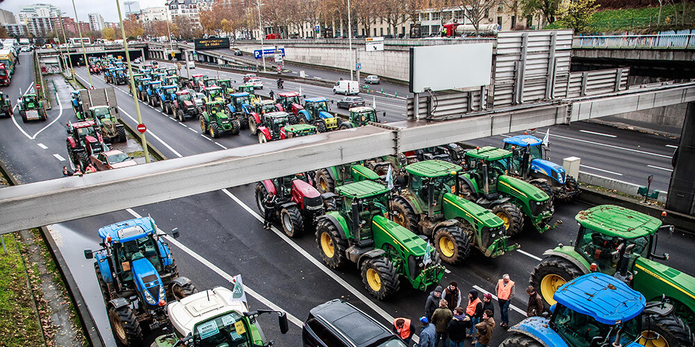 "Visi grib mūs mācīt, kā darīt mūsu darbu," lauksaimnieki Parīzē ar 1000 traktoriem nobloķē satiksmi