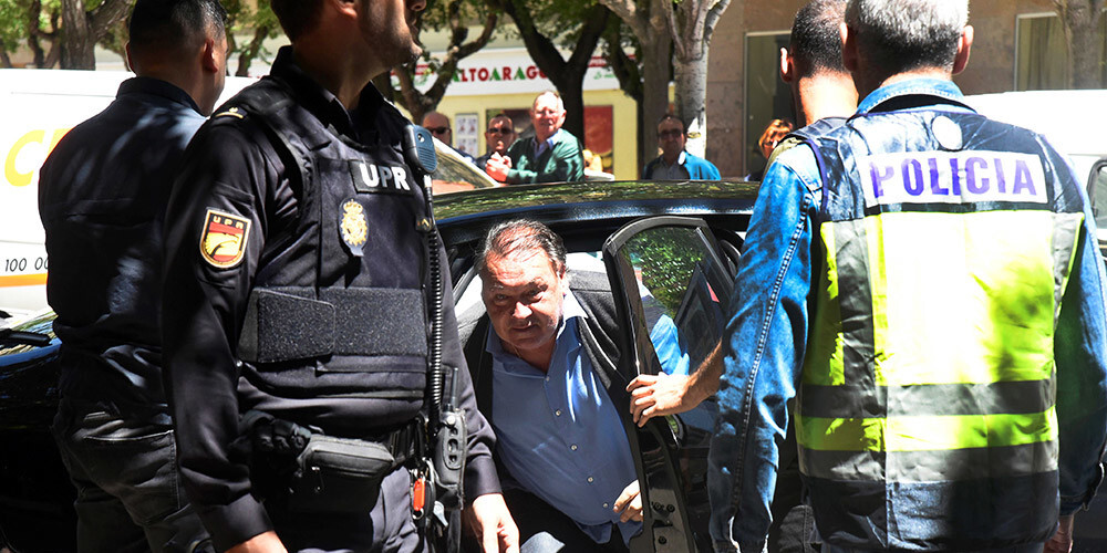 Policija konvojē "SD Huesca" prezidentu Agustīnu Lasaosu.