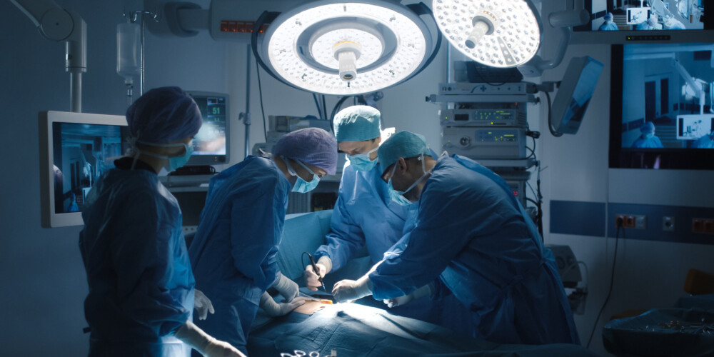Pacientam Indijā izoperē anormāla izmēra nieri, kas šokēja pat ārstus