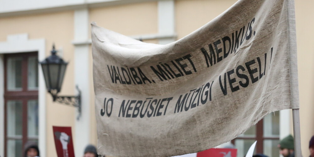 VIDEO: mediķi atkārtoti pulcējas protestā pie Saeimas