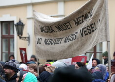 Pie Saeimas ēkas notiek veselības aprūpes darbinieku protesta akcija.