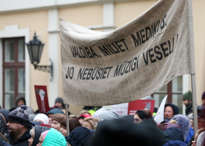 VIDEO: mediķi atkārtoti pulcējas protestā pie Saeimas