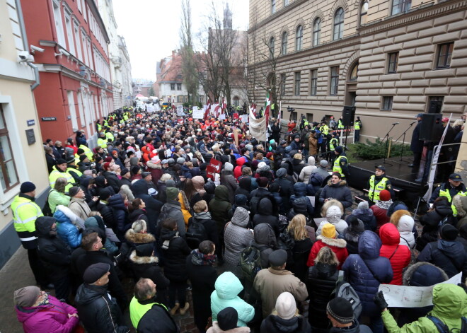 Solīto 2000 dalībnieku vietā uz mediķu protestu bija ieradušies aptuveni 500 cilvēki