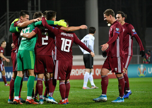 Latvijas izlases futbolisti priecājas par uzvaru pret Austriju.