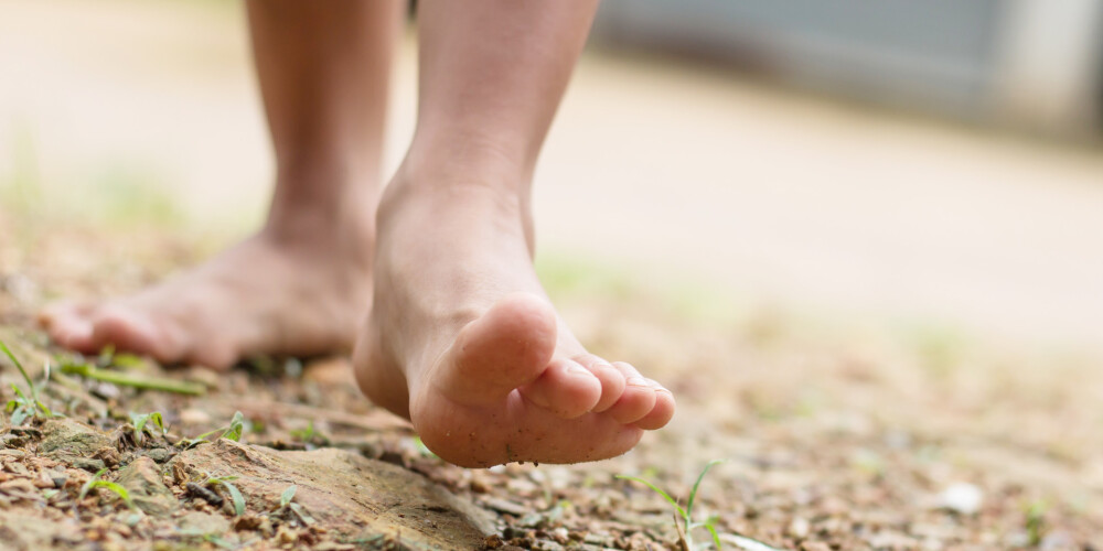 Pastaiga basām kājām pa zemi vai zāli veselībai dod daudz vairāk nekā spēji iedomāties
