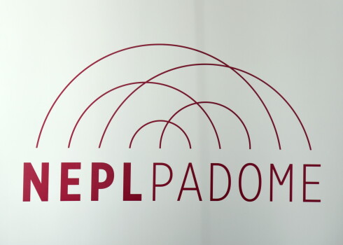 Nacionālās elektronisko plašsaziņas līdzekļu padomes logo.