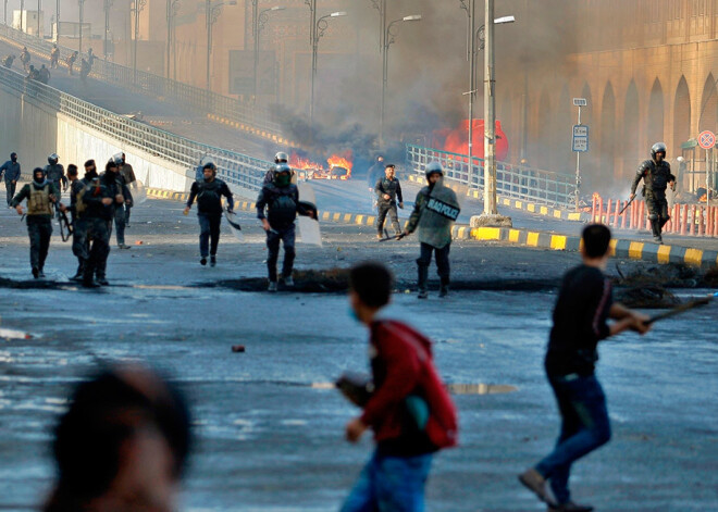 Aizvadīta brutālākā diena Irākas protestu gaitā, nogalināti ap 40 demonstranti