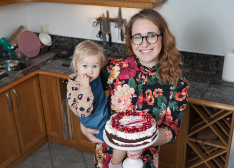 Motivate Abroad Scaring Anna Panna un mazā Hanna veido jauno kūku recepšu grāmatu un testē iRobot |  Jauns.lv