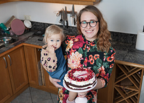 Anna Panna un mazā Hanna veido jauno kūku recepšu grāmatu un testē iRobot