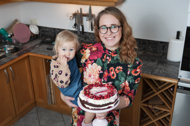 Anna Panna iesaka pagatavot kādu jaunu gardumu visai ģimenei – šokolādes biešu kūku, kas vizuāli sanāk perfekti pieskaņota Latvijas sarkanbaltsarkanā karoga tematikai.