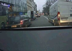 На волосок от страшного: полиция в Риге заметила машину без водителя
