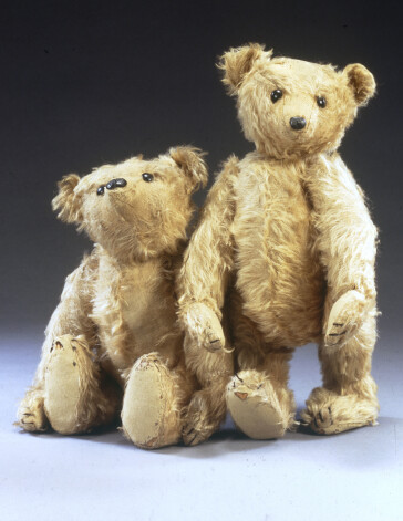 Šie vācu firmas Steiff lāči darināti 1904. gadā, kad par ražošanu Ķīnā Eiropas uzņēmēji pat nedomāja.