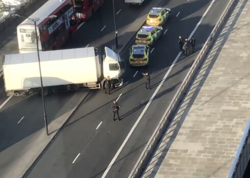 Incidents uz Londonas tilta: uzbrucējs sadūris vairākus cilvēkus; divi mirušie