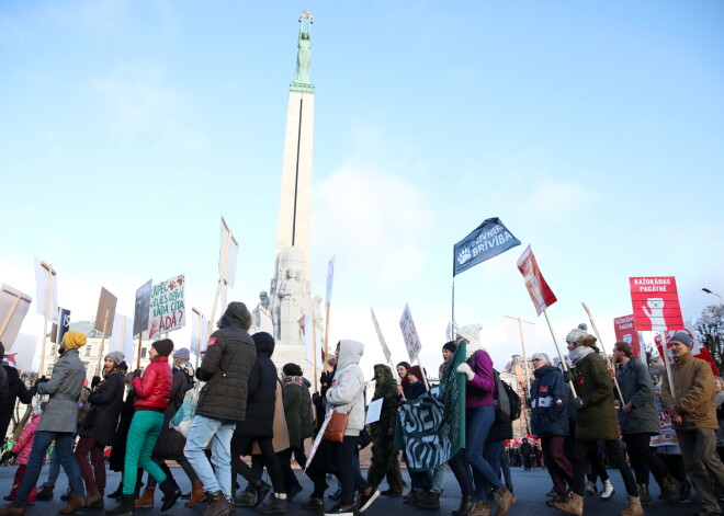 Notiek biedrības "Dzīvnieku brīvība" rīkots gājiens "Kažokādas pagātnē" dzīvnieku aizstāvēšanai no kažokādu industrijas.