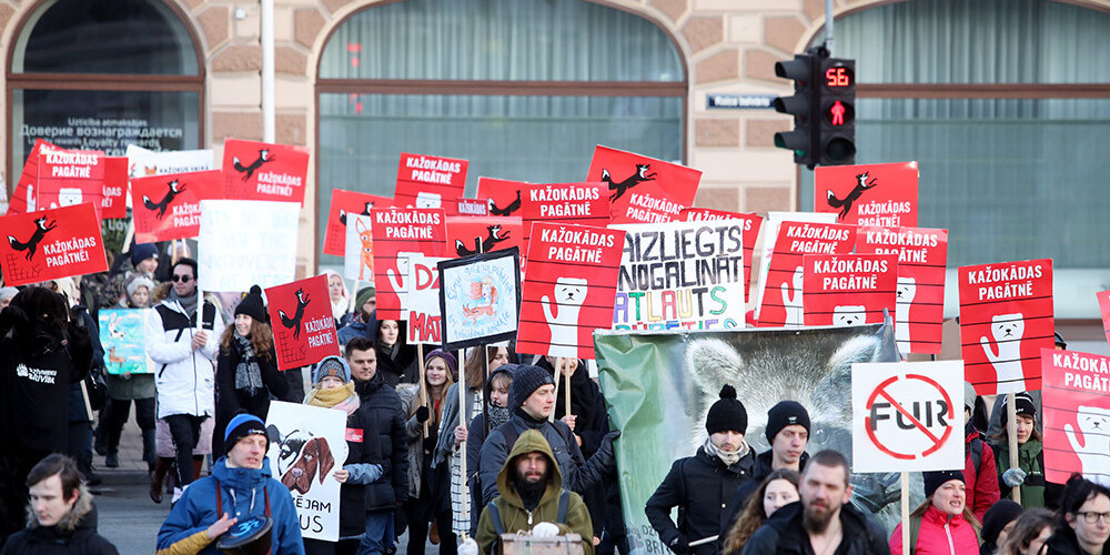 Cilvēki piedalās biedrības "Dzīvnieku brīvība" rīkotajā gājienā.