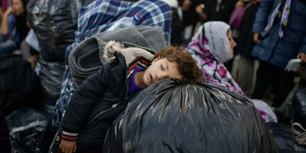 No pārpildītajām nometnēm salās uz Grieķijas kontinentālo daļu pārvietoti simtiem imigrantu