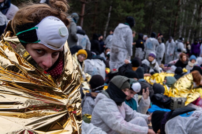 Aptuveni 4000 vides aktīvistu sestdien devušies bloķēt brūnogļu ieguves karjeru Lauzicā Vācijas austrumos.
