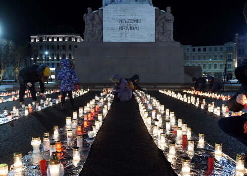 FOTO: ar sveču takām pie Brīvības pieminekļa piemin Rumbulas traģēdijas upurus
