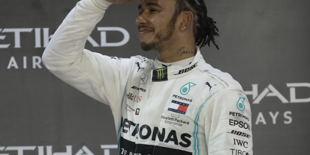 F-1 sezona noslēdzas ar Hamiltona uzvaru pēdējā posmā