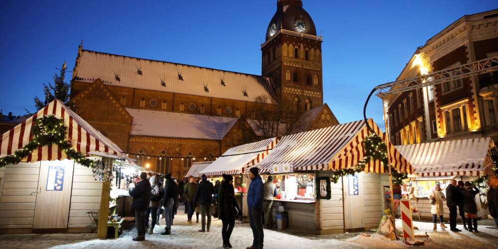 Ziemassvētku tirdziņš Doma laukumā.