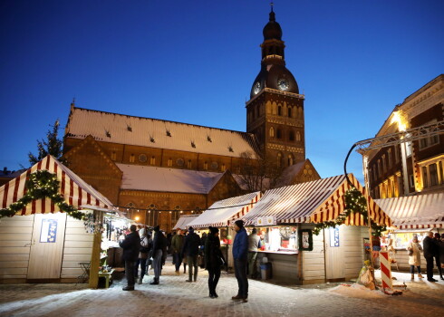 Ziemassvētku tirdziņš Doma laukumā.