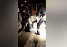 Видео: под Вентспилсом пьяная компания подралась с полицейскими