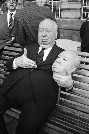 Atzīmējot pasaules šausmu filmu karaļa Alfreda Hičkoka 120. jubileju, Rīgas kinoteātris „Bize” izrādīs viņa kinošedervus.
