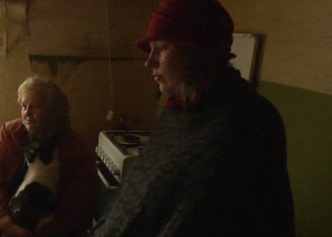 VIDEO: šovu zvaigzne Magone pirms aizbraukšanas asā sarunā skaidrojas ar mammu