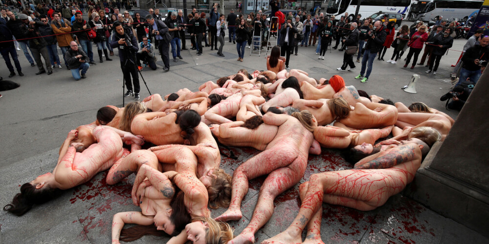 Kaili un notriepušies asinīm: Barselonas centrā iespaidīgs protests pret dzīvnieku nogalināšanu