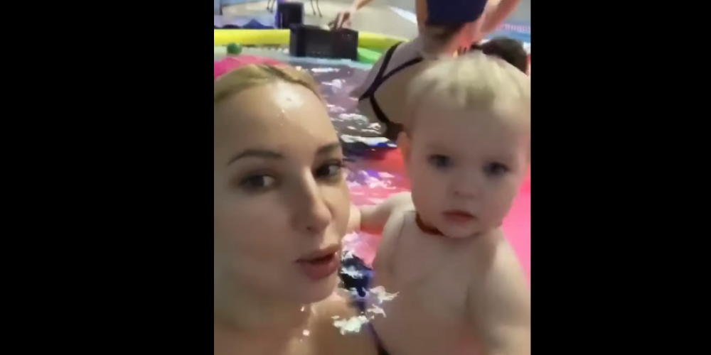 Лера Кудрявцева показала, как плавает с годовалой дочерью в бассейне